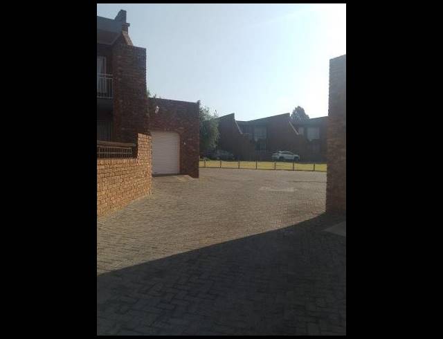 2 BEDROOM TOWNHOUSE FOR SALE IN PETERSFIELD